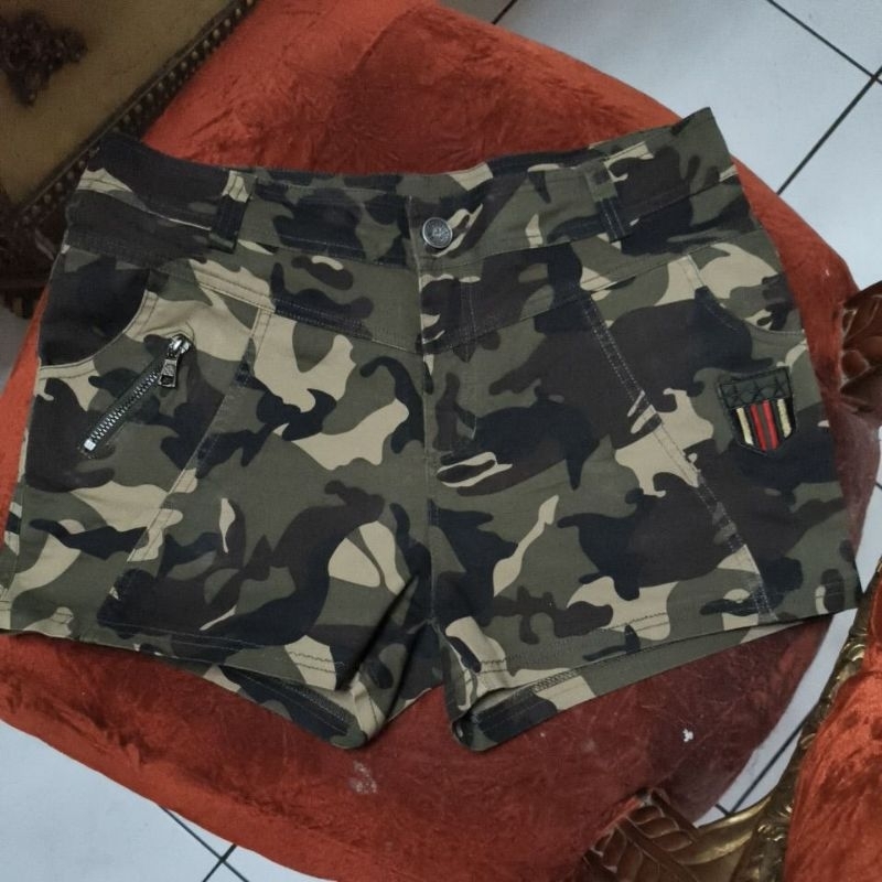 celana pendek motif tentara