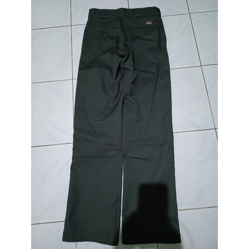 CELANA DICKIES 874 OLIVE GREEN SIZE 28X32, LIKE NEW POLL KONDISI KAIN AND WARNA  99%  CO DAPAT BONUS