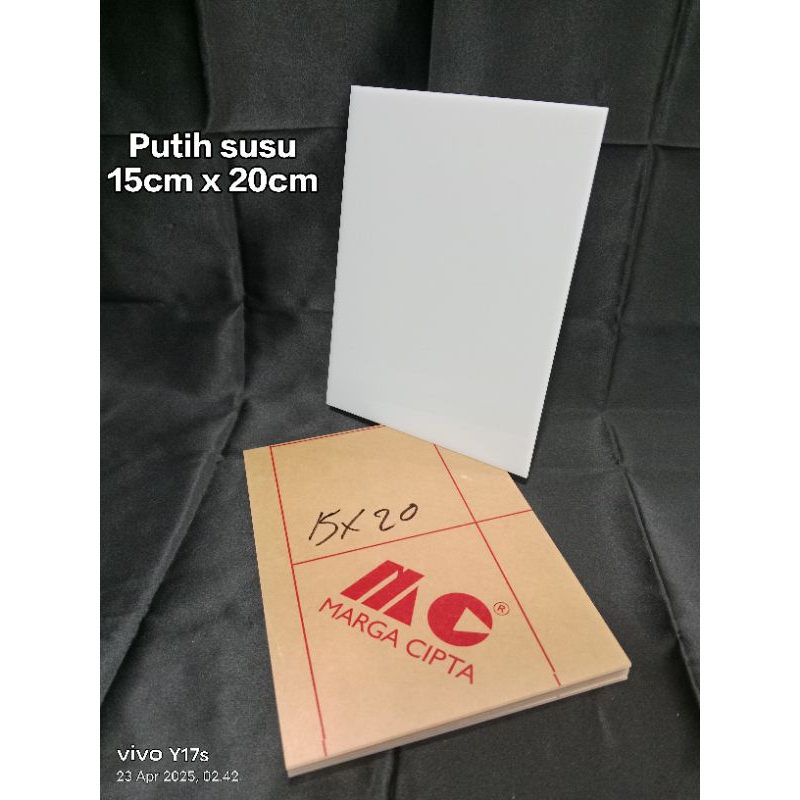 

Akrilik Lembaran Putih susu Tebel 2mm ukuran 15cm x 20cm