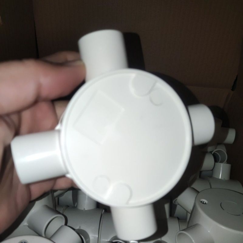 T Dos 4 lubang conduit 20mm LESSO warna putih