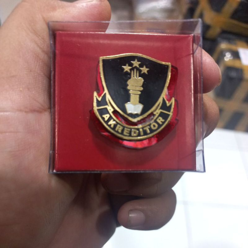 pin kecil akreditor propam polri
