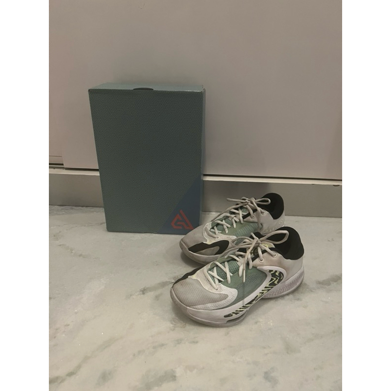 NKI ZOOM Freak 4 White Black Putih Hitam sepatu basket