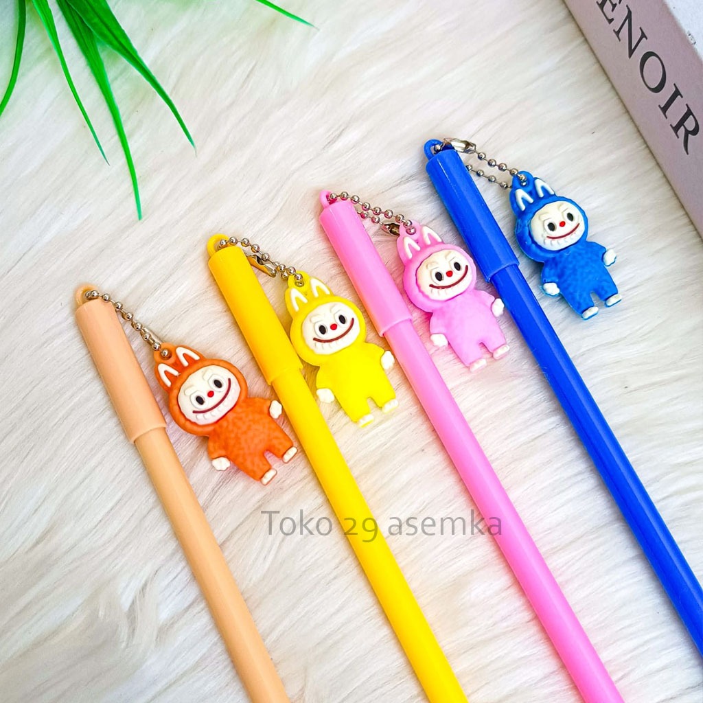 

PULPEN GANTUNGAN BONEKA LABUBU PEN KARAKTER CANTIK LUCU ALAT TULIS SEKOLAH
