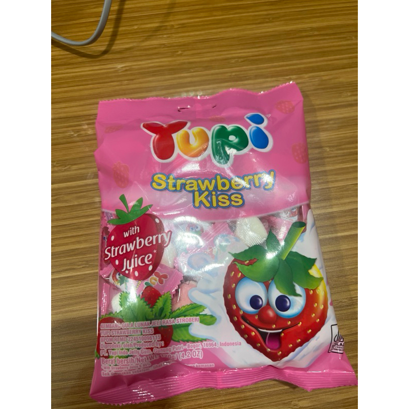 

YUPI STRAWBERRY KISS With Strawberry juice 1 pak isi 50 pcs
