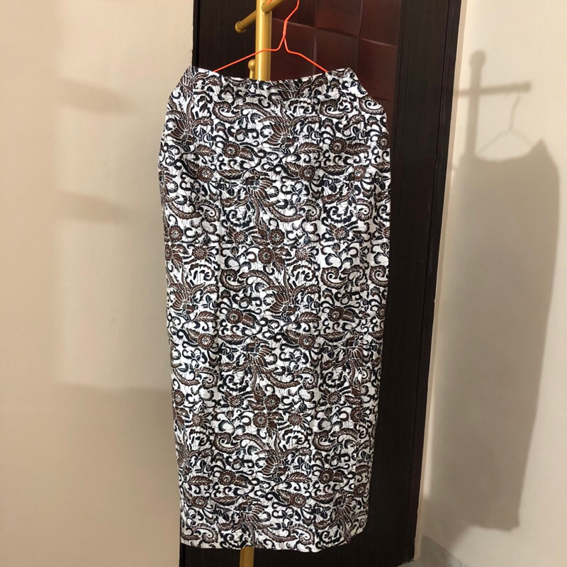 ROK KAIN BATIK FURING PUTIH COKLAT MOTIF BAWAHAN KEBAYA