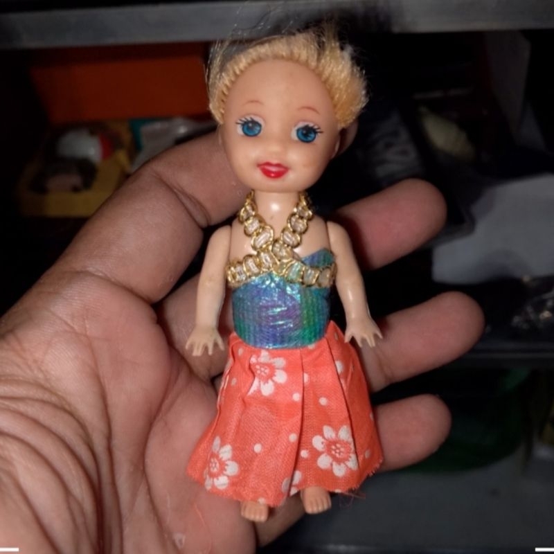 Boneka perempuan pakaian adat