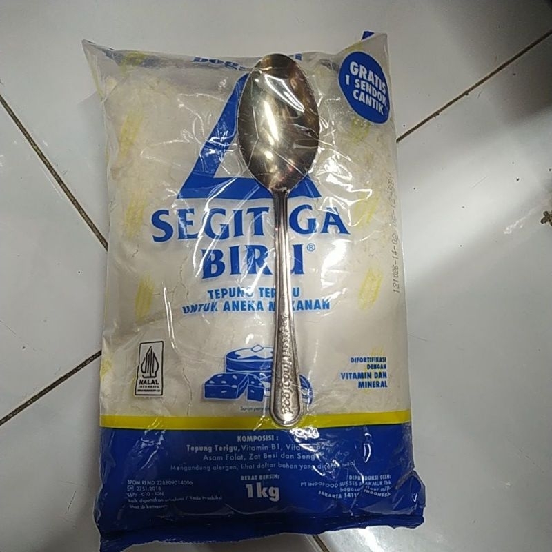 

Tepung Terigu Segitiga Biru 1kg free sendok
