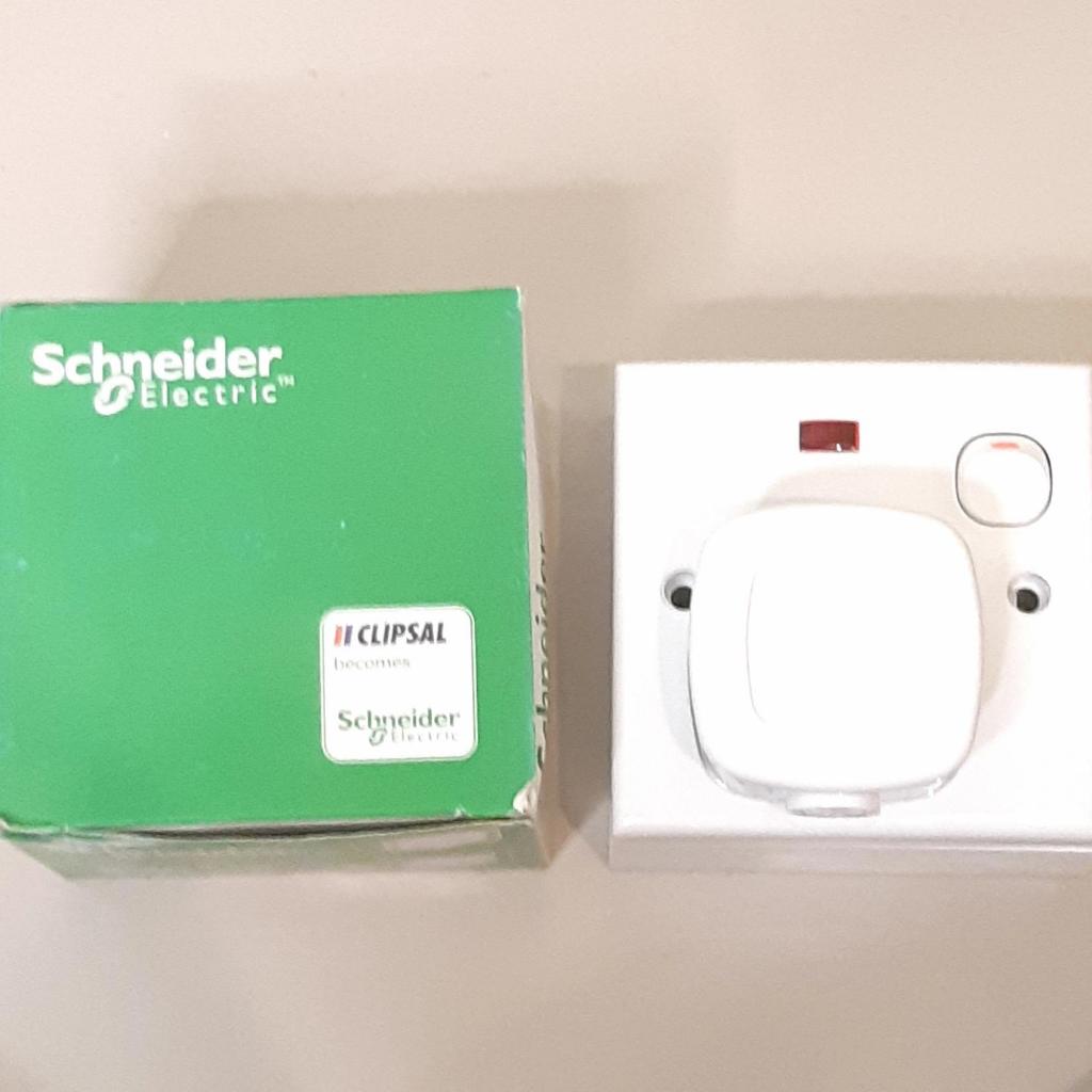 STOP KONTAK AC KOMPLIT SCHNEIDER /CLIPSAL