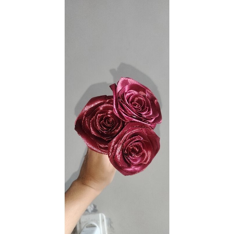 

Mawar pita satin tangkaian