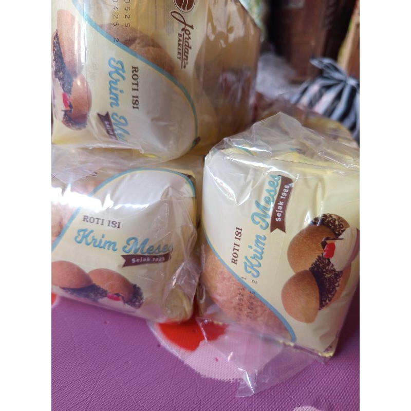 

Jordan bakery roti isi krim meses 1pak isi 5 pcs