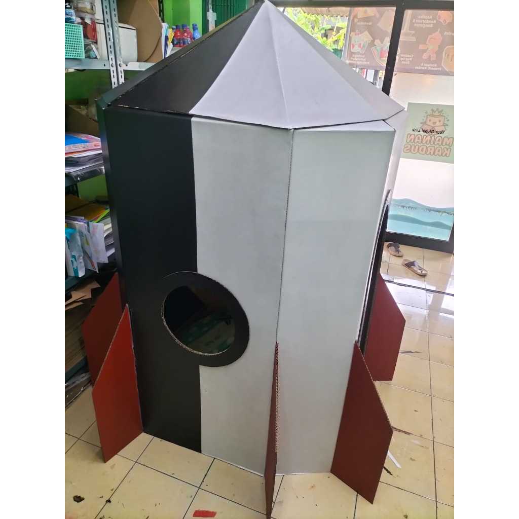 Miniatur roket kardus ukuran tinggi 1,8 meter, dekorasi ruang pameran .