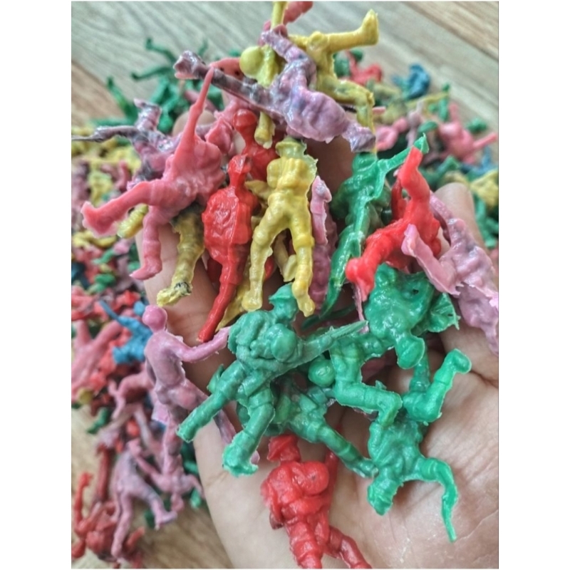 Mainan figuran tentara perang