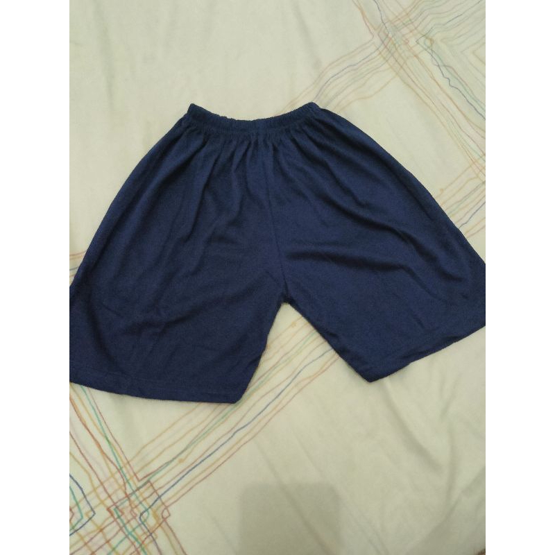 Celana pendek biru tua