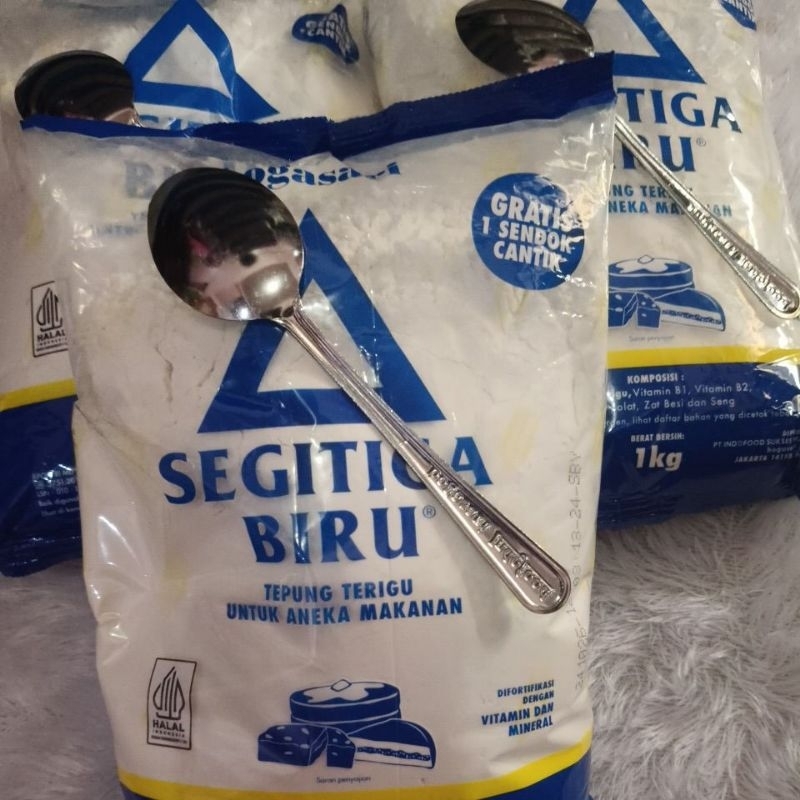 

TEPUNG TERIGU SEGITIGA BIRU 1KG GRATIS 1SENDOK CANTIK