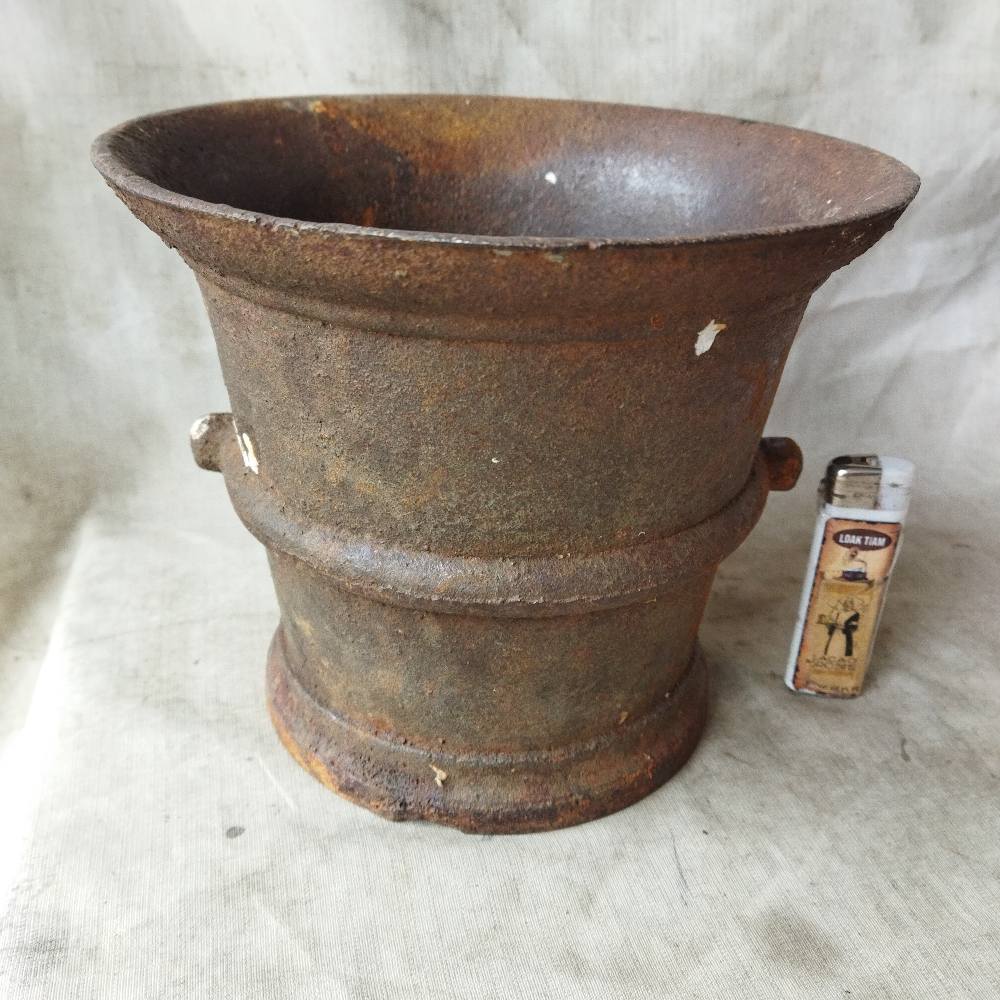 Pajangan Vintage Lumpang Besi Tebal tanpa ALU 19 cm