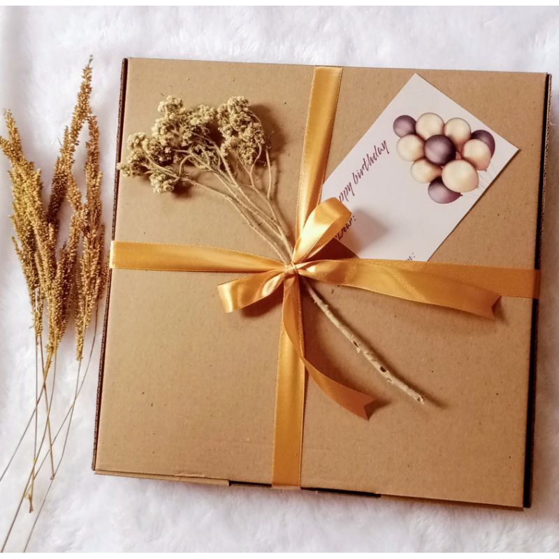

Box hampers box kado uk 30x30x5cm+pita+kertas cacah+kartu ucapan+bunga untuk hadiah ulang tahun wisuda wedding dll