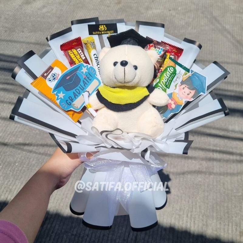 

Bouquet Snack Jajanan Makanan Ringan Hadiah Wisuda / Bucket Graduation Makanan
