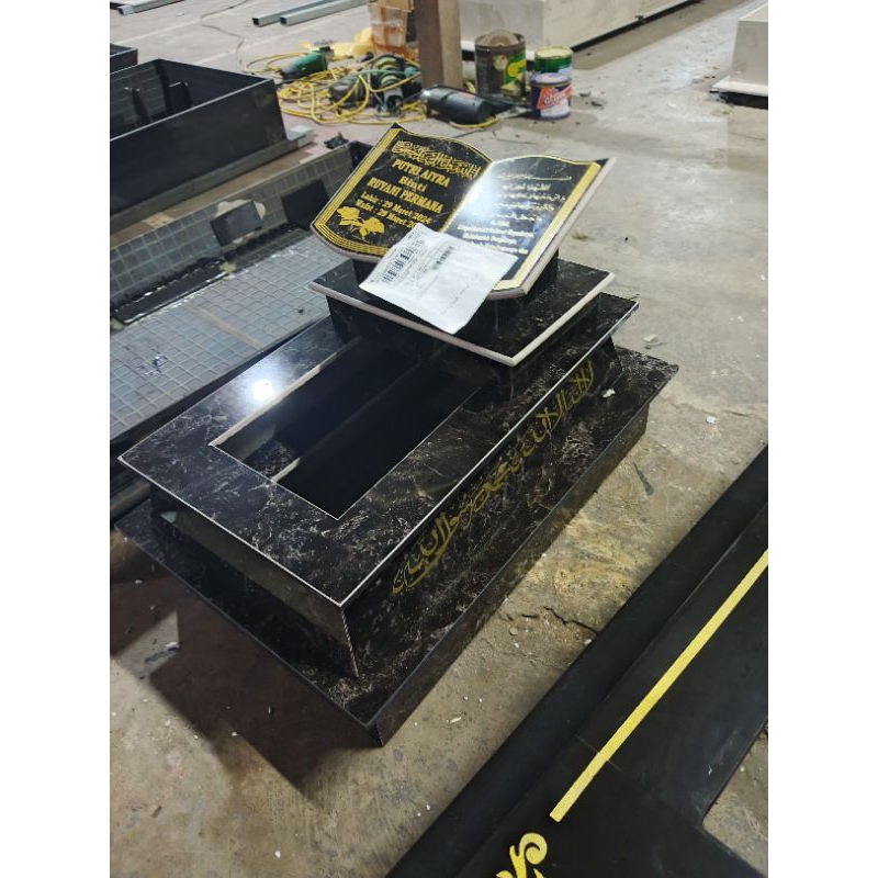 1 SET MAKAM BAYI 2 TRAF STANDAR/MAESAN BAYI GRANIT MOTIF(60X40)+PCKING KAYU