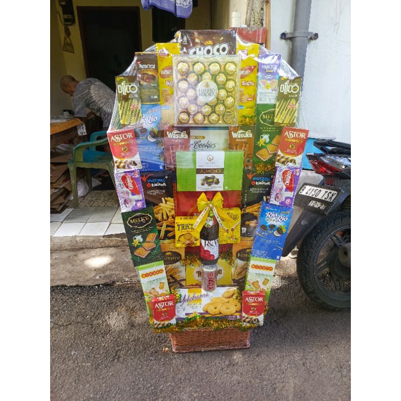 

Parcel Hampers Natal Lebaran Imlek tinggi 1,5 meter XXL Ferero