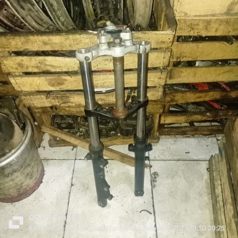 sok depan bajaj Pulsar 200 dtsi ukuran as 33