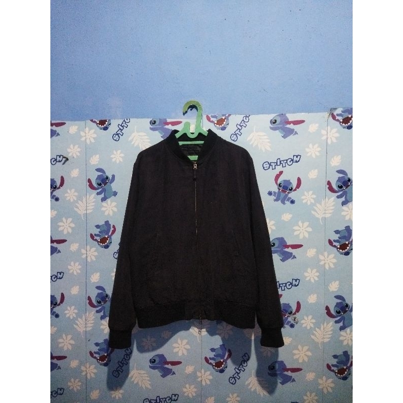 Bomber hitam uniqlo