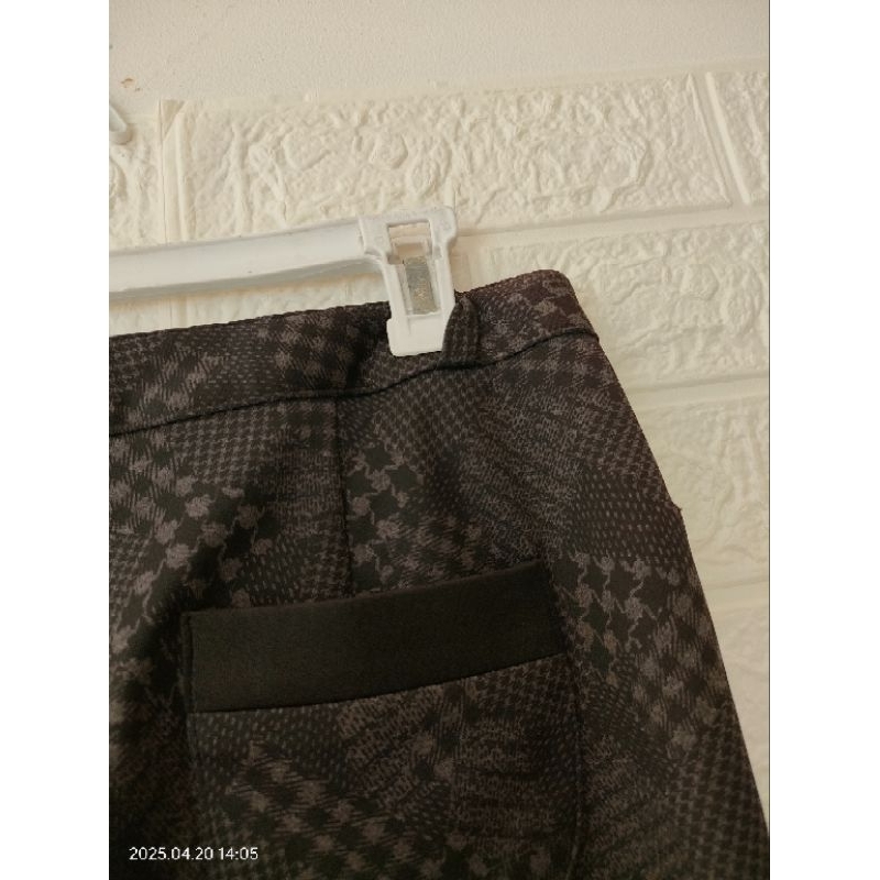 celana bahan motif abstrak