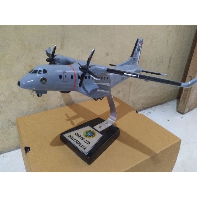 miniatur pesawat terbang CN235