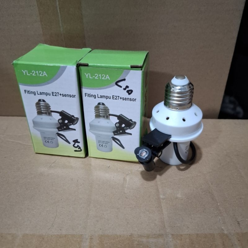 fitting lampu sensor cahaya matahari