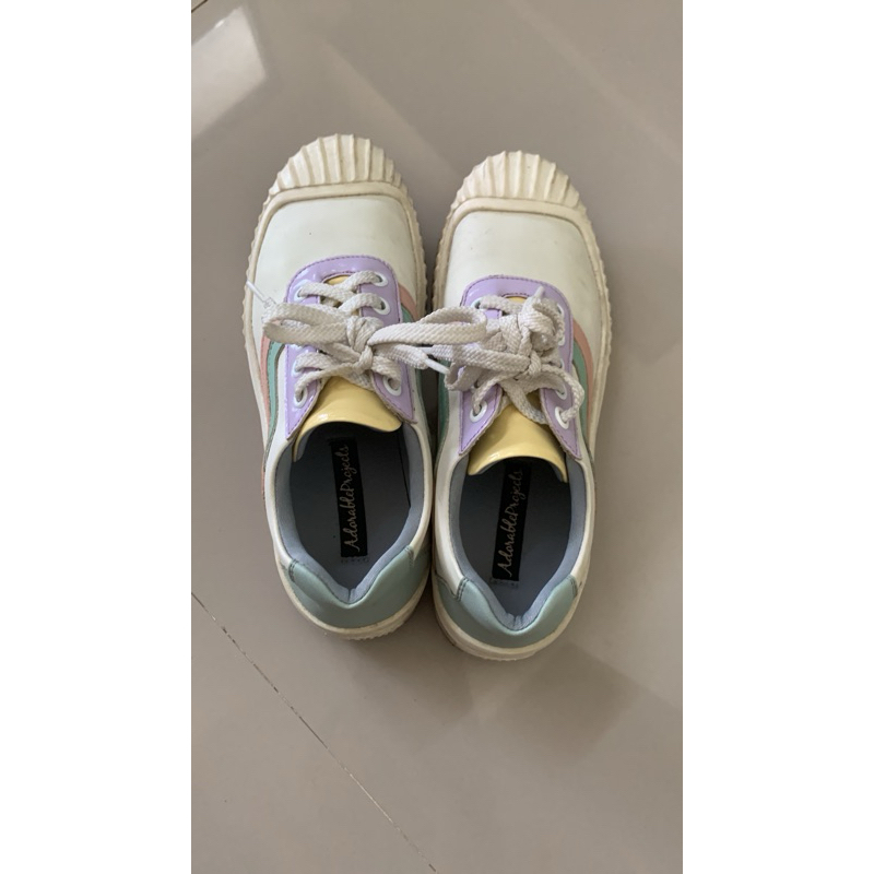 Sneakers Wanita Adorable Projects