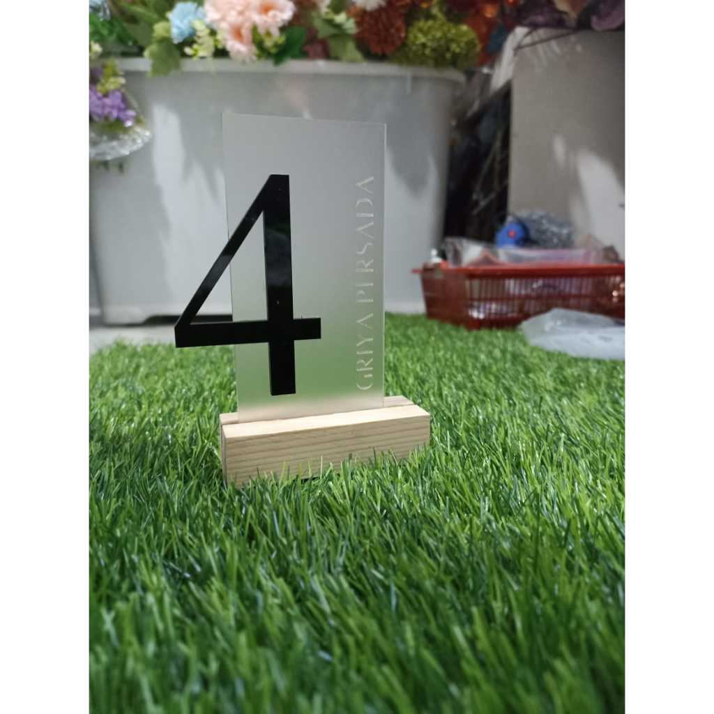 

Nomor Meja Akrilik Restoran Custom Logo Nama / Akrilik Tent Card