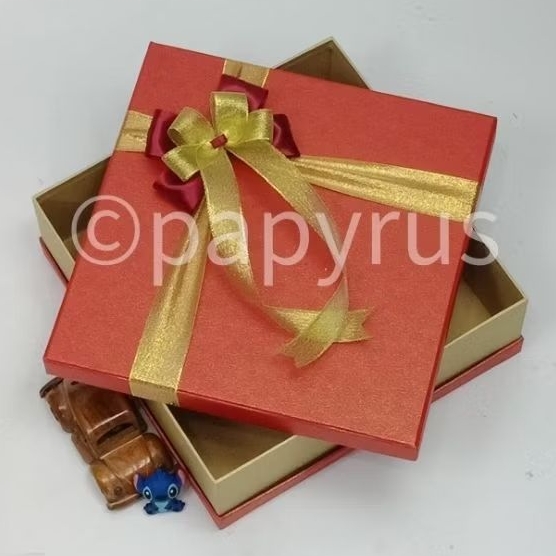 

PAPYRUS Sandwich 30x30 Tinggi 10cm Kotak Kado Gift Box Hadiah V2