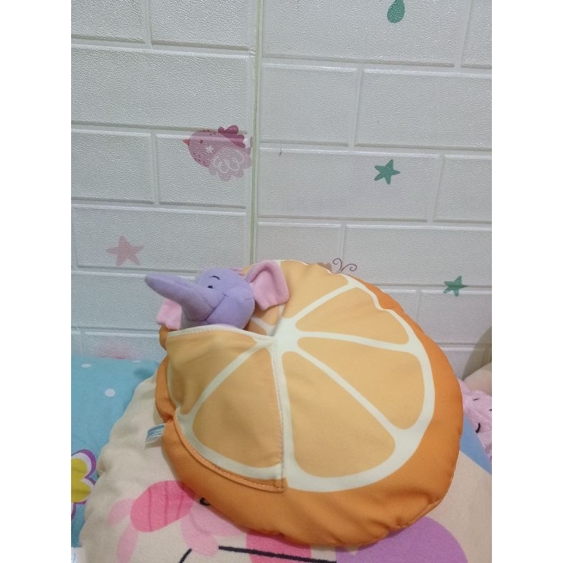 

lumpi kecil diatas buah jeruk lucu