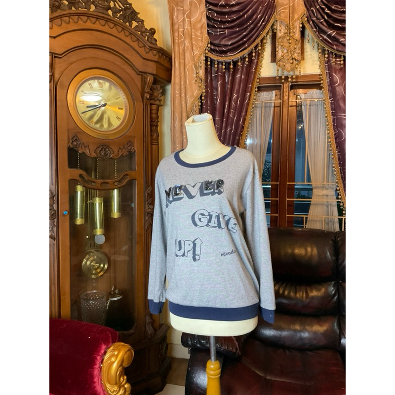 PRELOVED NEVADA WANITA GARIS BIRU PUTIH NEVERGIVE UP SWEATER CREWNECK