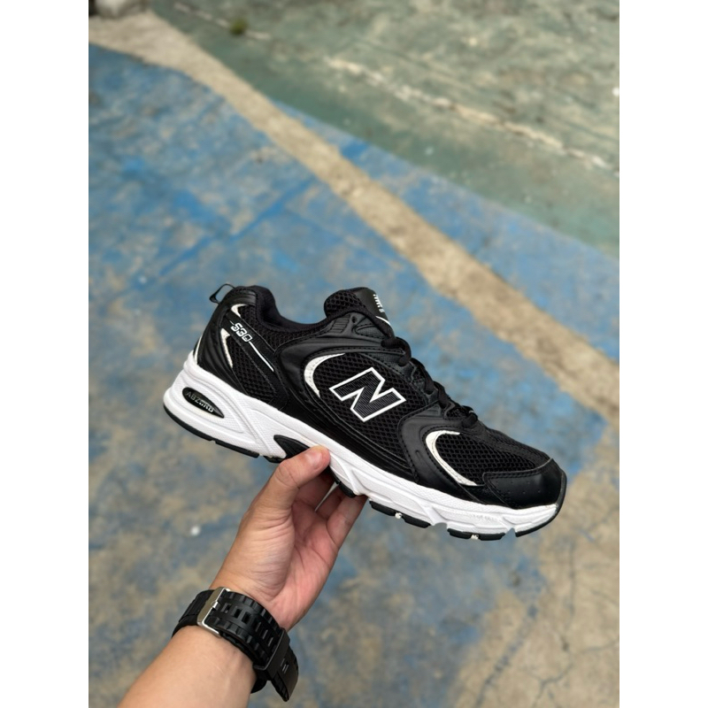 Sepatu second new balance 530 black white size 42 Oriiginal by depatu
