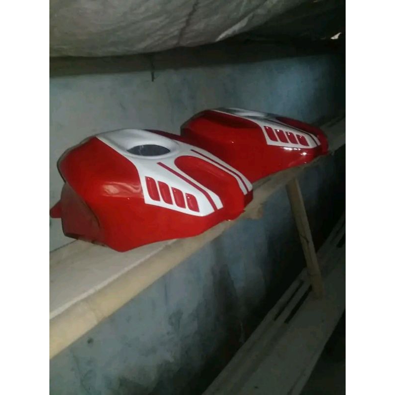 cover tangki R15 v2 model r1 warna merah motif putih