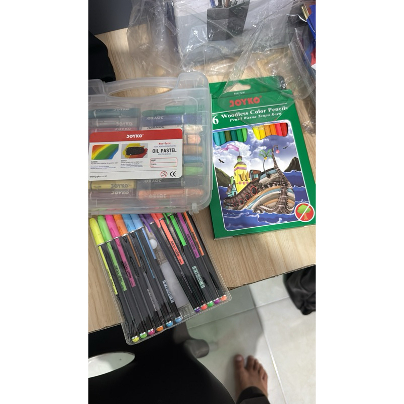 

1pack pensil warna,cryon, dan spidol
