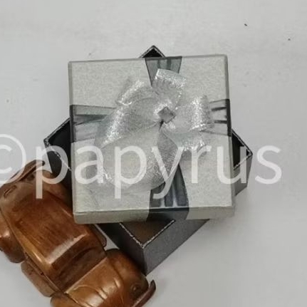 

PAPYRUS Kombinasi 10x10 Tinggi 5cm Kotak Kado Gift Box Hadiah V3