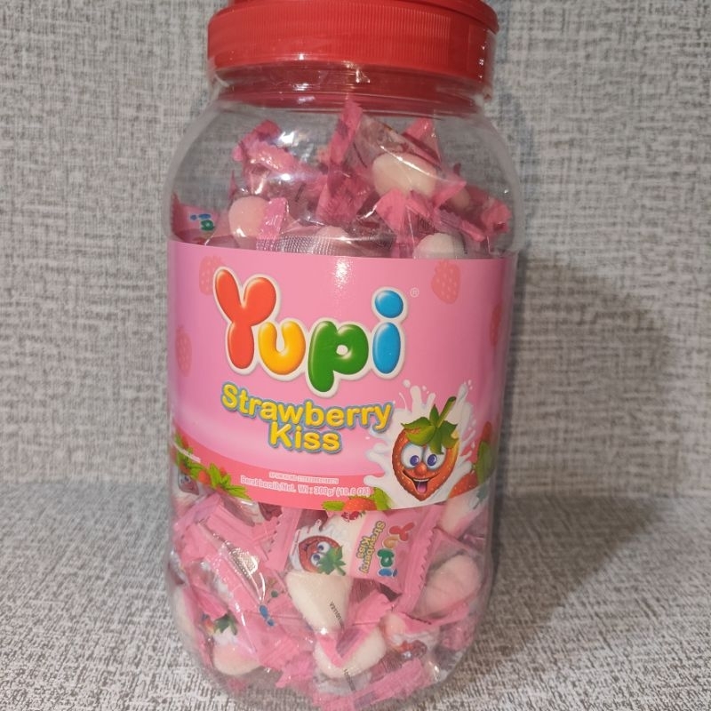

[1 jar] Yupi Strawberry Kiss Toples 300 gr Kembang Gula Lunak Rasa strawberry termurah harga terjangkau grosiran harga promo