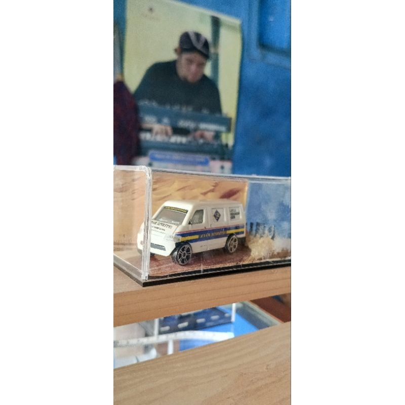 Replika Mobil Pemasaran Sehat Tentrem Background Gurun