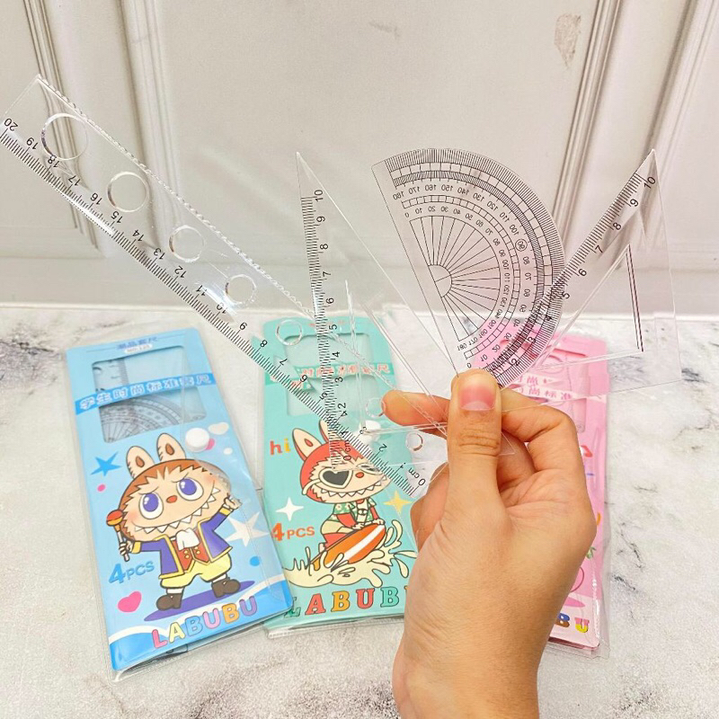 

Penggaris Set Labubu 4 in 1 PPG-1749 / Set penggaris busur penggaris bentuk penggaris diagram / Ruler labubu cute / cute stationery