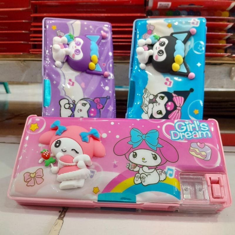 

Kotak Pensil Magnet Karakter 2 Sisi / Tempat Pensil Magnet Karakter Dengan Rautan Mini / Pensil Case Sanrio Kuromi Melody