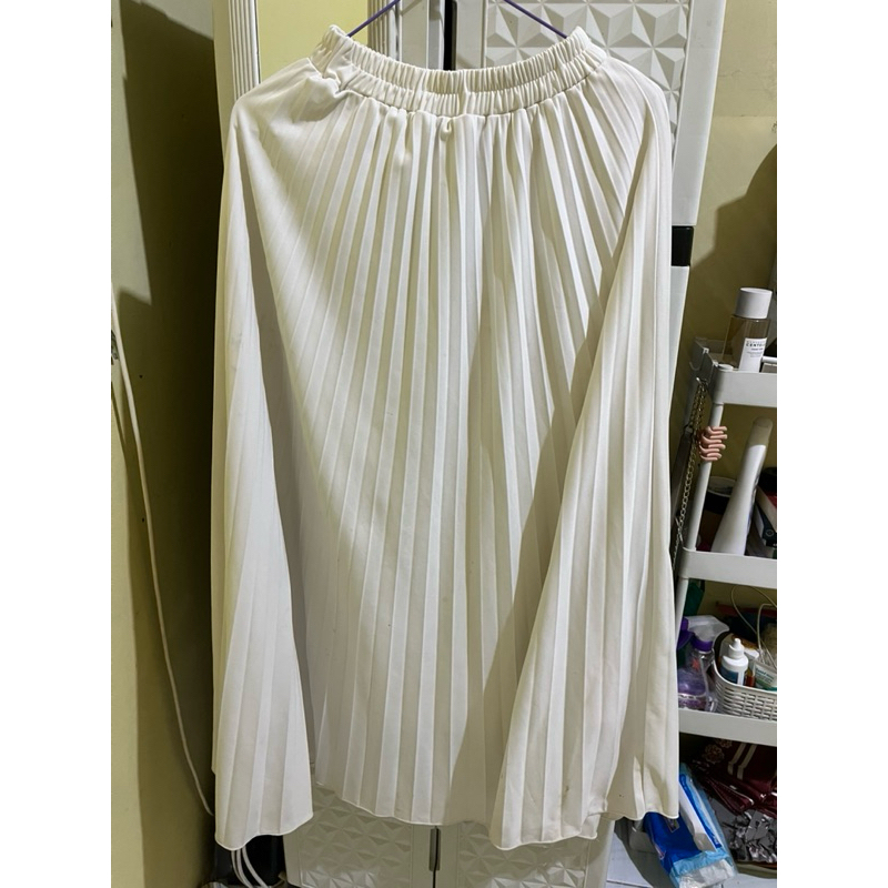 Rok Plisket Warna Putih Tulang Tidak Terawang