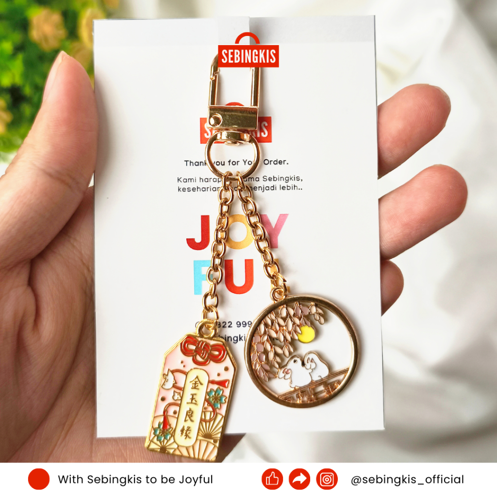 Souvenir Aksesoris Gantungan Kunci Enamel / Jimat Jepang / Custom Inisial Gantungan Kunci Enamel