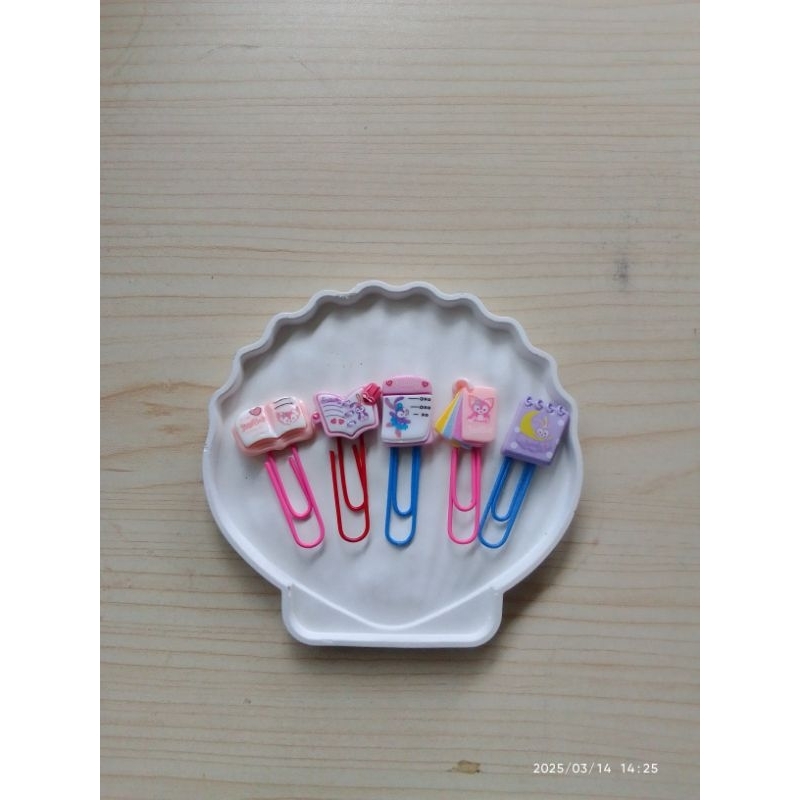 

Paperclip atau pembatas buku dengan clay buku murah