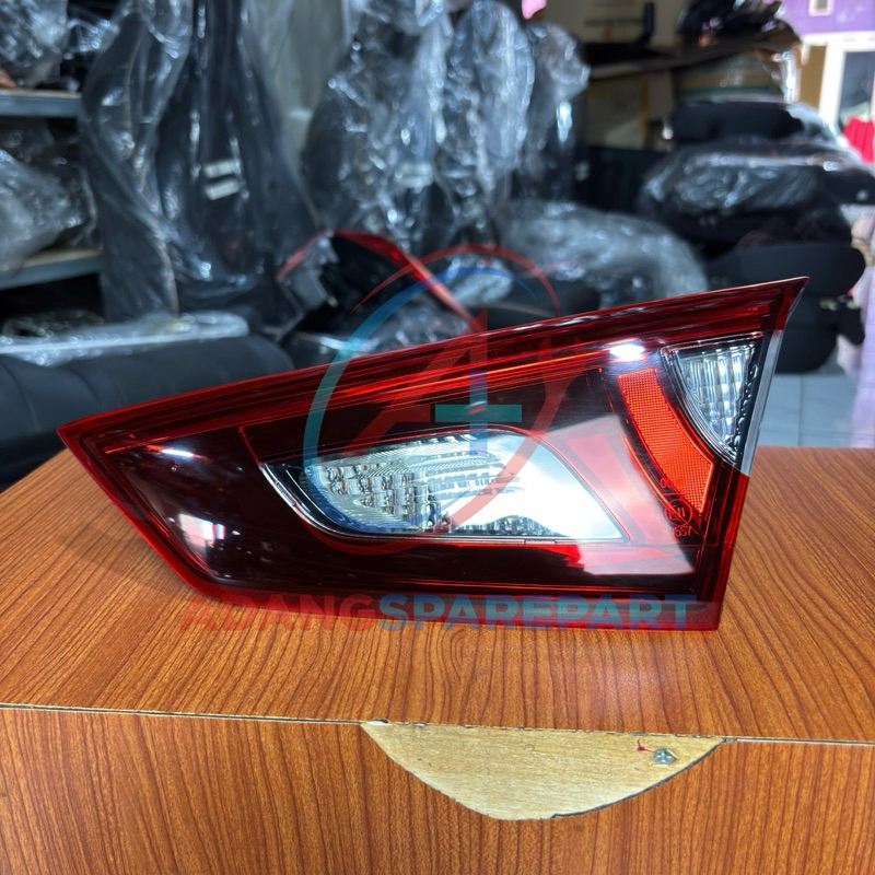 Reflektor Stoplamp Bagasi Original Mazda 2 Sedan 2022 2023 Kanan
