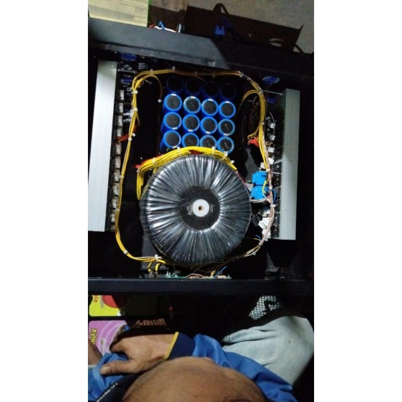 Power Amplifier bertenaga besar dengan trafo 60 Ampere dan box profesional N9000. Cocok untuk sound 