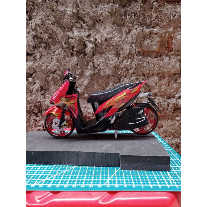 MINIATUR MOTOR VARIO LIVERY LIGHTING MCQUEEN 1:12
