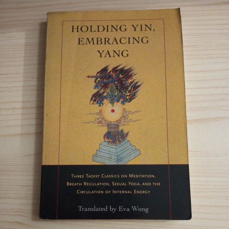 BUKU HOLDING YIN EMNRACING YANG BY EVA WONG