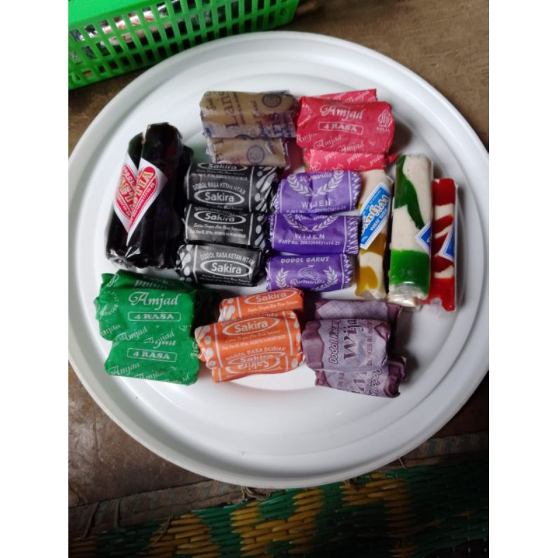 

Dodol Garut 1kg rasa campuran/ mix oleh oleh,makanan khas Daerah Garut Gunung Cikuray#