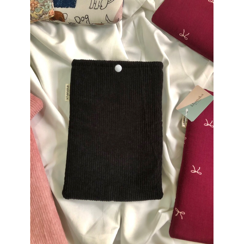 

KHANAKA Black Corduroy Book Sleeve | kantung buku | wadah buku | pouch buku | ide hadiah bookish